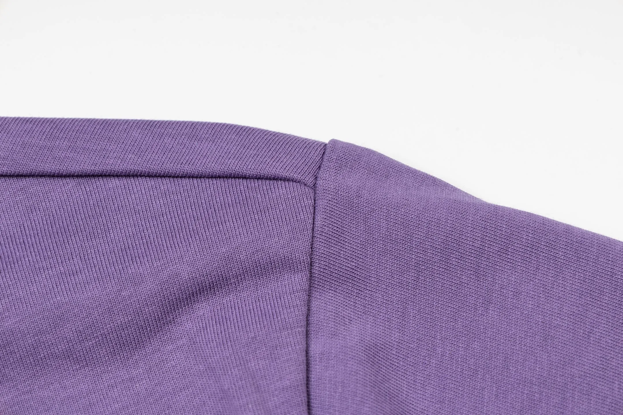 Adidas Clover MOTOSeries short sleeves, low saturation taro purple color, same style loose fit for men and women, pure cotton material is light and breathable, super comfortable for daily wear! The all-over printing with racing elements, clover logo + letter pattern, retro and street feel, looks great when worn as a layer or alone✨. The small high collar design, paired with overalls and Skate Shoes, can easily achieve American street style, and it is also great for couples! Fashionable and comfortable at the same time, don’t miss it if you like racing style. Style number: A 194# Color: Black Purple Size: S M L XL XXL